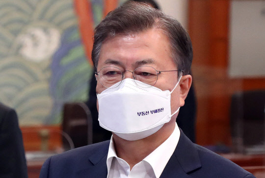 문재인 대통령이 지난 29일 청와대 본관에서 열린 제7차 공정사회 반부패정책협의회에 '부동산 부패청산'이라고 인쇄된 마스크를 쓰고 참석해 있다. <연합뉴스>